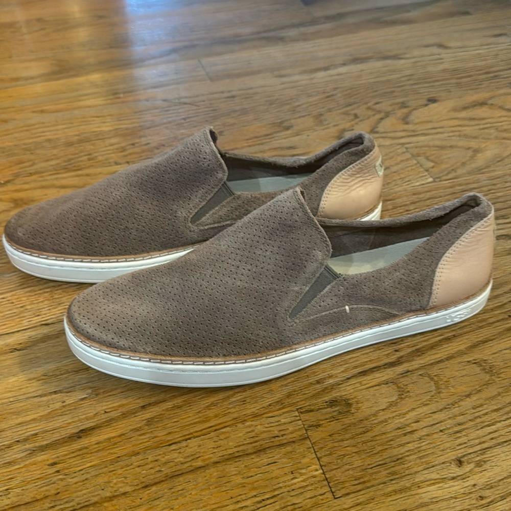 Womens Ugg 9.5 slip on sneaker